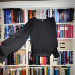 Svart blus från Vero Moda - Jättefin svart blus i glansigt material👯‍♀️passar perfekt till vardag och fest🪩⭐️