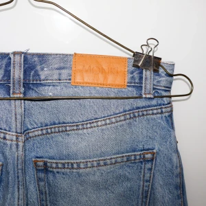 Blå jeans från Monki - Säljer ett par snygga blå jeans från Monki. De är högmidjade med en klassisk femficksdesign. Jeansen har en loose fit och är perfekta för en avslappnad stil. Passar både till vardags och fest. 🦋