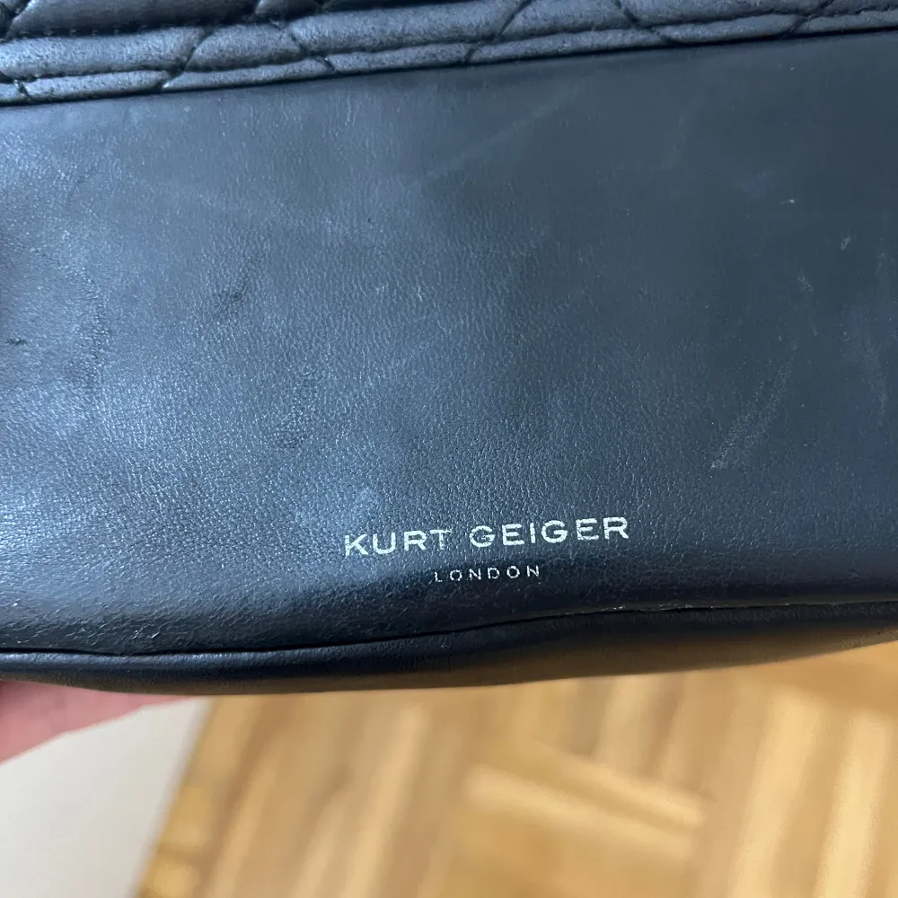 Säljer en snygg svart axelväska från Kurt Geiger i mycket bra skick. Väskan är svart med silver detaljer! Har inga större tecken på användning💕. Väskor.