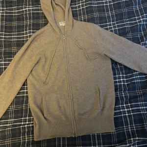 Beige kashmir hoodie från Soft Goat - Säljer en supermjuk och lyxig beige hoodie från Soft Goat i 100% kashmir den passar väldigt bra nu till hösten då den är relativt varm och säljer då den inte riktigt passar in på min klädstil 