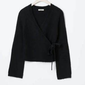 Knitted wrap cardigan Gina  - Från Gina slutsåld!! Storlek xs 🫶🏼🫶🏼 Möts helst någonstans i stockholm men kan även posta!! Ej använd. 