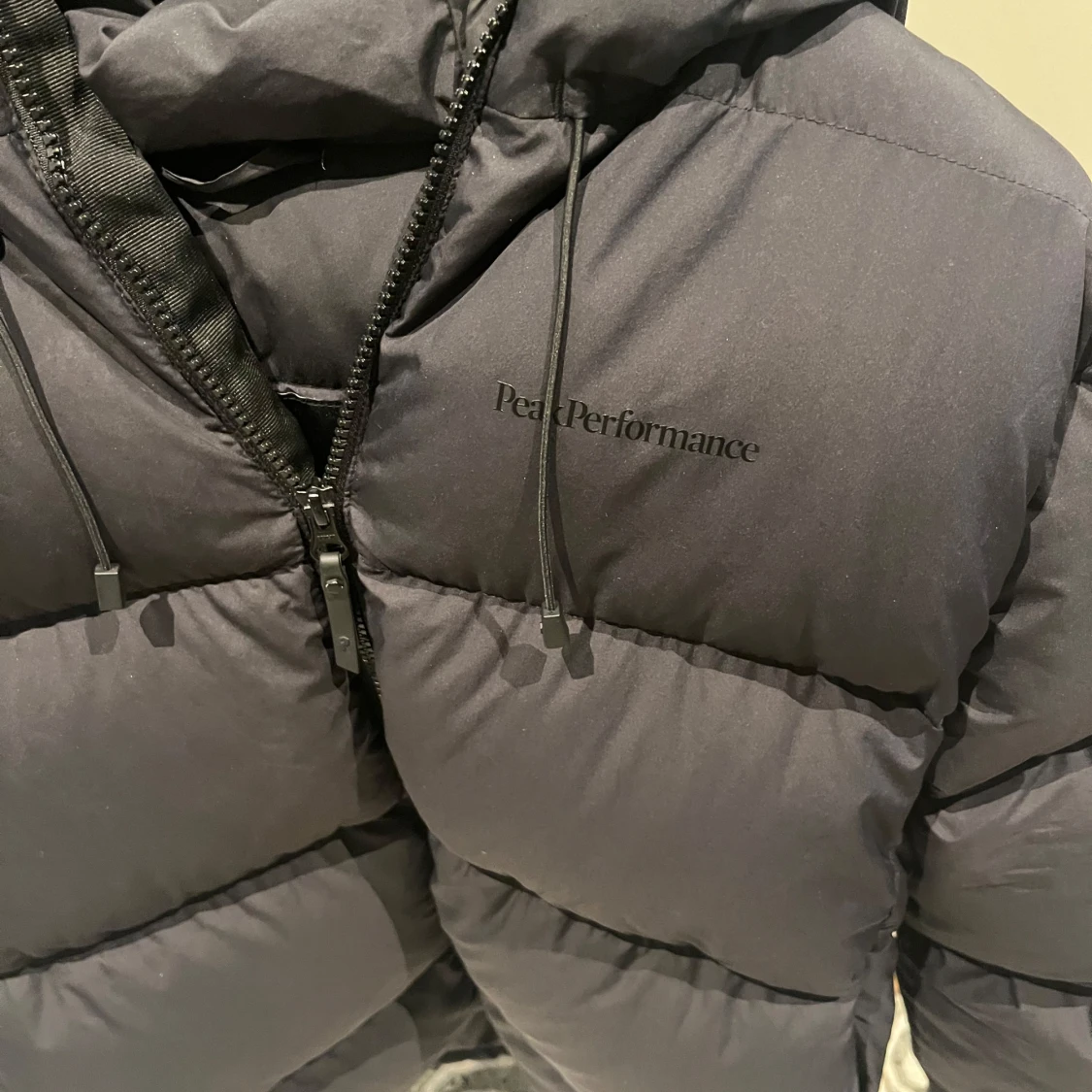 Svart pufferjacka från Peak Performance - 90