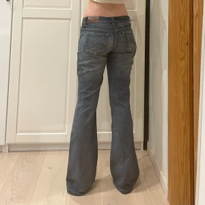 Low/midwaist bootcut jeans💕 - Midja: 40,5 plus lite stretch, gren 22 cm o innerben 82 cm🤩jae 169 o xs-s för referens o de passar men är åt det större hållet alltså S/36 (dock märkta 38) 