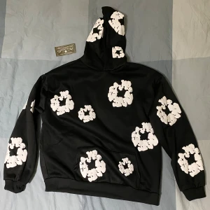 ⚠️Ʀ3ℙ⚠️ Denim tears hoodie - ⚠️Ʀ3ℙ⚠️ Har storleken L och passar perfekt för höst och kommande vinter. Hör av dig om du har några frågor eller om du vill ha fler bilder.