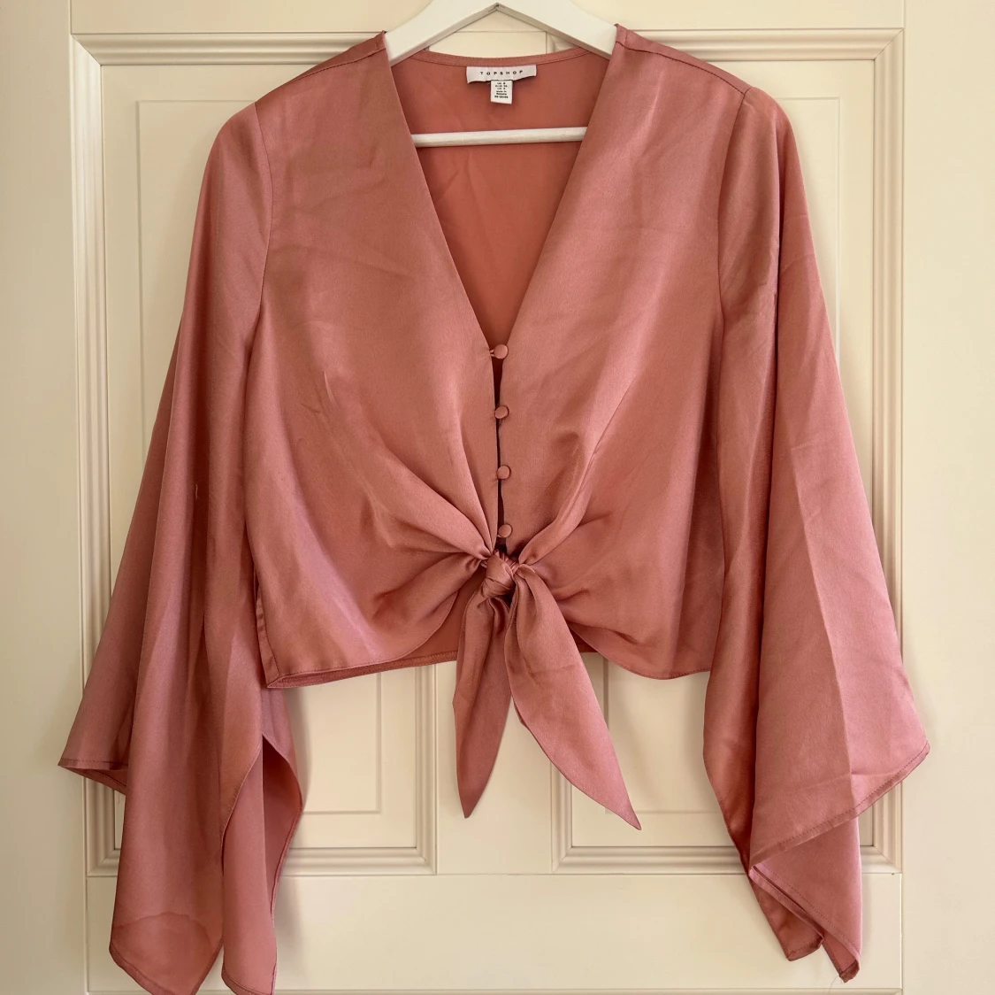 Rosa blus med knytning