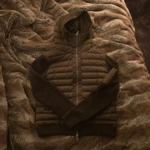 Mörkgrön tricot från Moncler  - Säljer denna jacka nu från Moncler, har använt några gånger. Säljer pågrund av att jag inte använder denna längre, men man ser inte på den att den är använd. 