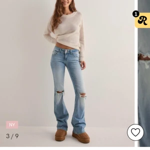 Ljusblå bootcut jeans - Säljer ett par snygga ljusblå bootcut jeans med hål. Köpte för 700 säljer för 500. Inga defekter är i bra skick!!