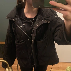 zara jacka - Lägger upp igen pga oseriös köpare! jättefin zara jacka som inte säljs på hemsidan längre💓 jättebra skick, kom privat för fler bilder eller mått!