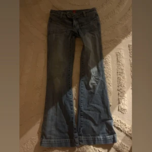 Blå lågmidjade bootcut jeans - Kontakta mig för fler bilder💕Lågmidjade jeans i bra skick, aldrig använda