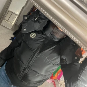  Trapstar - Säljer en svart pufferjacka från Trapstar i mycket bra skick. Jackan är använd ett få tal gånger endast och är därför i jättegod skick! Den är i storlek S. Skriv gärna om ni vill ha fler bilder!🤍