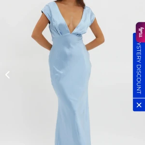 Balklänning  - En ljusblå satinklänning från Selfies leslie i storlek L 💙 Endast provat på, prislapp är kvar!  Säljer då jag köpte 2 och det inte gick att returnera 💙 Jag betalade  2006 kr ink frakt + tull. Hör gärna av er om ni vill ha fler bilder på klänningen 💙