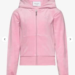 Rosa velourjacka från Juicy Couture - Supermjuk och gosig rosa velourjacka från Juicy Couture. Stl L, men sitter bra på mig som har stl S och m i vanliga fall!🩷 pris kan dirkuteras