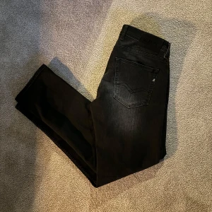 Replay jeans svarta - Säljer ett par snygga svarta jeans från Replay. Mycket bra skick. Modellen är Grover. Nypris runt 1800kr