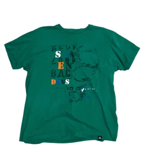 Cool t-shirt - Än svin frän t-shirt med snyggt tryck. Väldigt fint skick, inte nopprigt alls,  lite skrynklig bara😅 är i storlek XL och sitter som det. Har du några frågor är ser bara att fråga på! Använd gärna köp nu!