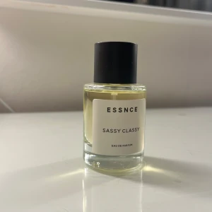 Essnce Sassy Classy Eau de Parfum - Essnce parfym Sassy Classy. Passar både till vardags och fest!😍😍Endast sprutat 2 sprut!! Och jag säljer för att jag köpte en annan🤍köpte för 360kr