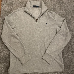 Ralph Lauren Half zip  - Säljer en stilren grå tröja från Polo Ralph Lauren i storlek S. 
