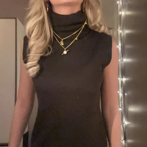 brun ärmlös polotopp - så fin polotopp i mörkbrun typ nästan svart, säljer pga att jag har annan liknande 