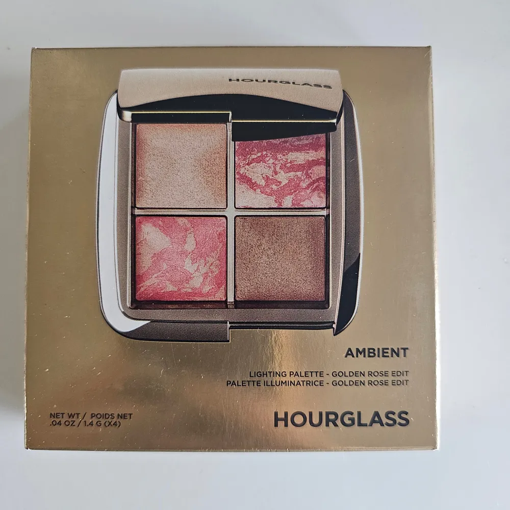 Säljer en lyxig Hourglass Ambient Lighting Palette i nyansen Golden Rose Edit. Paletten innehåller fyra fantastiska nyanser med en mix av skimrande och matta toner. Perfekt för att skapa en strålande och naturlig look. HELT NY OCH OANVÄND! Köpt för: 960 kr. Skönhet.