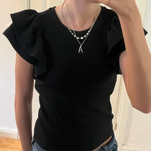 Volang topp - Volang topp från zara som endast är använd 2 gånger. Säljer då den inte kommer till användning. Varan finns inte längre att köpa ny. Skriv om ni har frågor. Använd gärna ”köp nu”💕