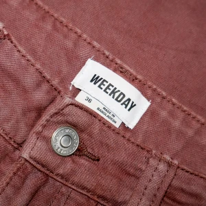 Lila cargobyxor från Weekday - Säljer ett par snygga lila cargobyxor från Weekday i storlek 36. Byxorna har flera praktiska fickor och en loose passform som ger en avslappnad stil. Perfekta för höst och vår! 👜🍂