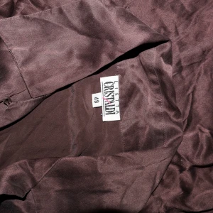 Skjorta från Lietta Cresta di - Säljer en elegant skjorta i siden från Lietta Cresta di. Kavajen har en klassisk krage och knappar framtill. Perfekt för höst och vår, och ger en lyxig känsla till vilken outfit som helst. Passar både till fest och mer formella tillfällen.