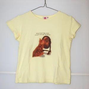 Gul baby-tee  - Säljer en söt gul t-shirt från Urban Behaviours i storlek M.  Perfekt för en avslappnad stil! 🐈🐈