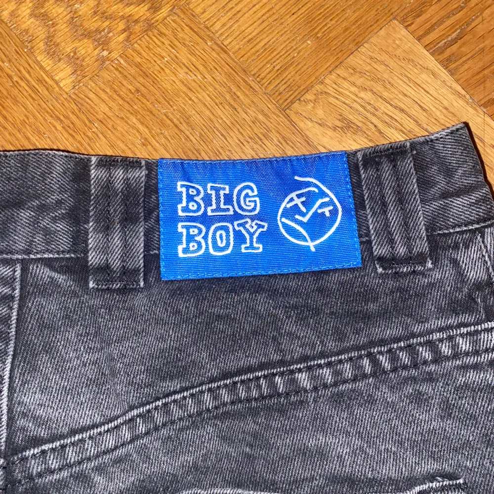 Säljer ett par svarta jeans från Big Boy i bra skick. De har en loose fit och är perfekta för en avslappnad stil.  De är i storlek xs och är använd ett fåtal gånger. Nypris 1500. Jeans & Byxor.