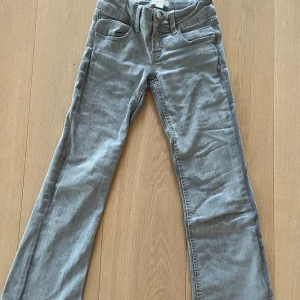 Gina byxor - Säljer ett par grå Gina i bra skick. De är perfekta för höst och vinter. Byxorna är både bekväma och snygga. 
