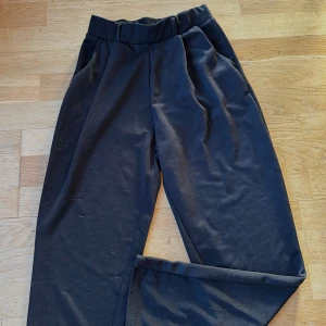 Svarta byxor NLY Trend - Säljer ett par stilrena svarta byxor från NLY Trend i storlek XS. De har en hög midja och en loose fit som ger en avslappnad men chic look. Använda några gånger, de enda defekterna är några maskor här & där 🖤