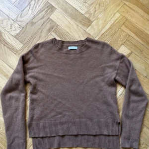 Brun kashmirtröja från 2NDDAY - Säljer en supermjuk och lyxig brun kashmirtröja från 2NDDAY. Perfekt för höst och vinter med sin varma och sköna känsla. Tröjan har en klassisk rund hals och långa ärmar med ribbade muddar. Den är storlek M men passar mer storlek S. Passar både till vardags och lite finare tillfällen. 🧡