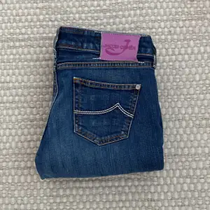 Säljer ett par snygga blå jeans från Jacob Cohën i storlek 30. Modellen är 711 och är knappt använda! Skriv vid frågor och funderingar!