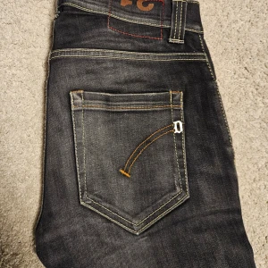 Dondup Jeans - Gråa Dondup jeans, skick 10/10 inga defekter eller liknande Storlek 31 Sjukt snygga o trendiga 🔥 Hör av er vid minsta lilla fråga 🙏