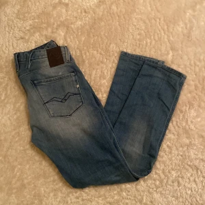 Blå jeansbyxor - Säljer nu ett par Replay Anbass storlek 30/32 i mycket bra skick.