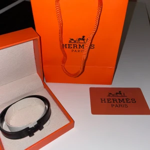 Svart armband  - Svart H armband köpt här på plick.                                 Skick 9/10