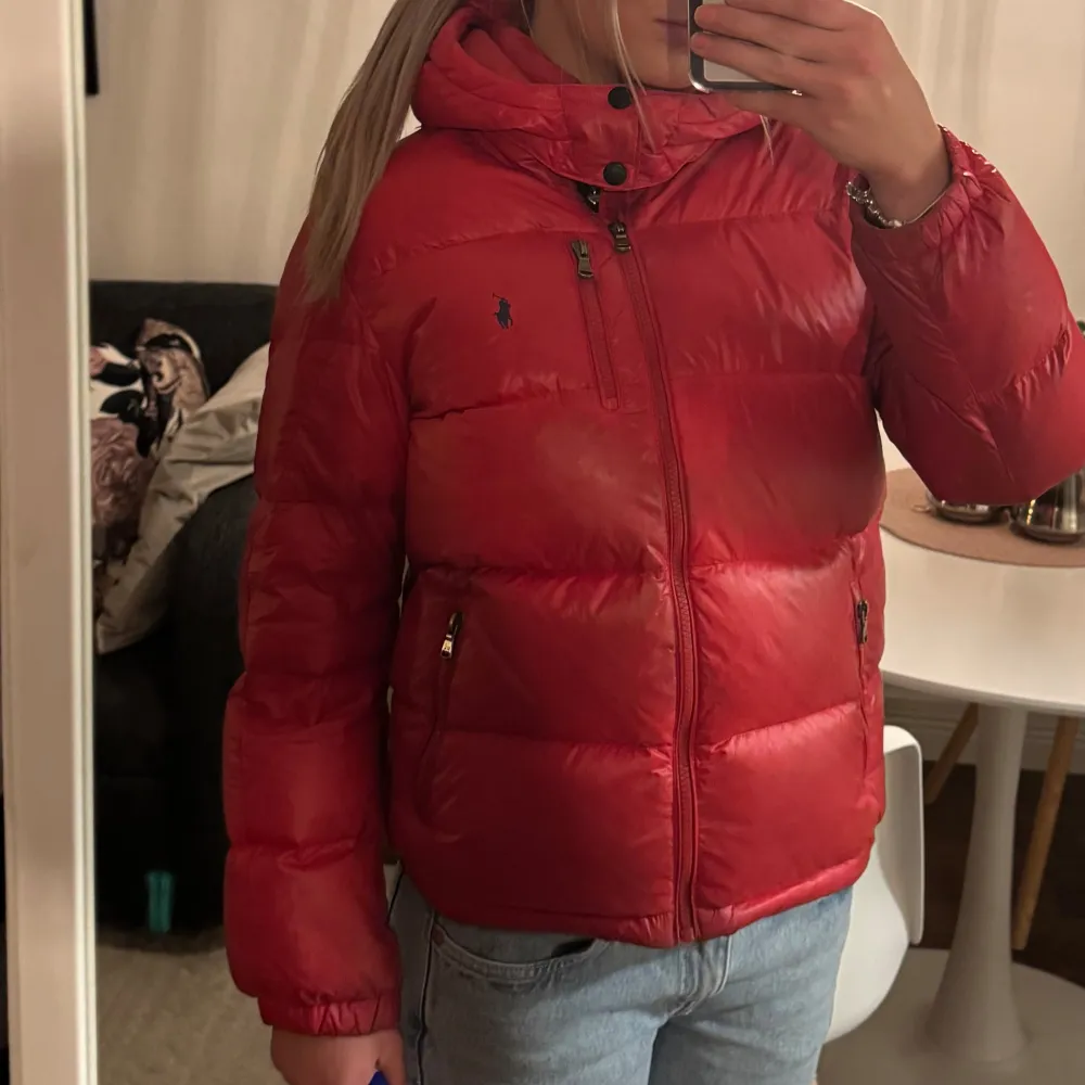 Säljer en snygg röd dunjacka från Polo Ralph Lauren. Jackan är i hyfsat skick, ett litet hål vid nacken men syns inte när man har på luvan. Pris kan diskuteras. Bild 1,3,4 är lånade från den jag köpte av💗💗. Jackor.