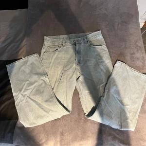 Ljusblå jeansbyxor - Säljer ett par ljusblå jeansbyxor i bra skick, men de har ett hål i höger framficka som gör att den inte går att använda men detta är inget som syns. De har en normal passform och är perfekta för vardagsbruk. Perfekta för både vår och sommar! Byxorna är från märket Denim, köpta på carlings.