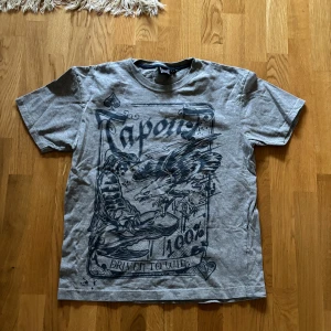Grå T-shirt från Tapout - Säljer en grå T-shirt från Tapout i storlek L. 