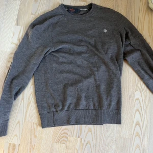 Grå merinoulltröja från Morris - Säljer en stilren grå tröja från Morris i 100% merinoull. Köpt ny för runt 1600 kr. Modellen är 180 och väger 60 kg. Perfekt för både höst och vinter med sin mjuka och varma känsla. Passar både till vardags och lite finare tillfällen.