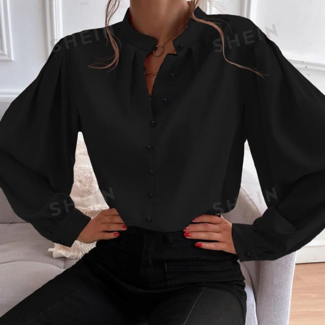 Svart blus med knappar. - 91