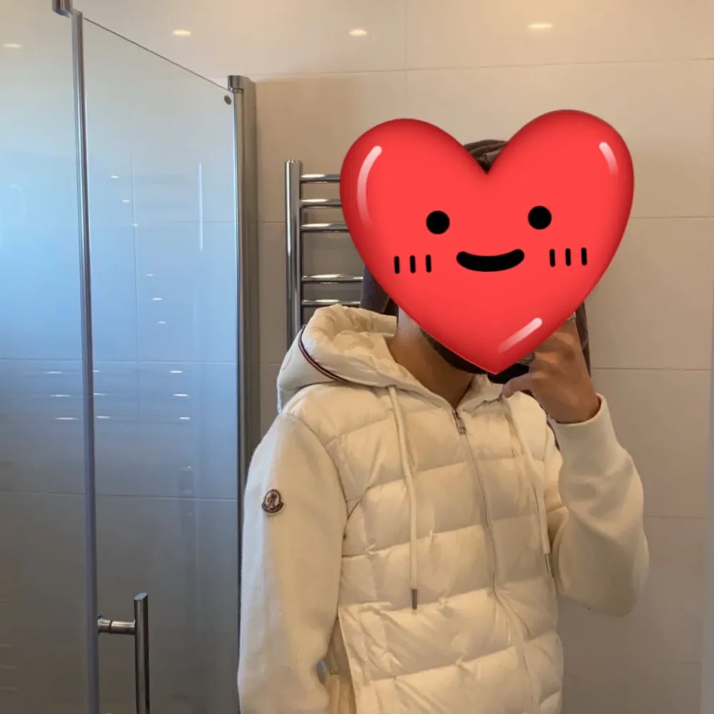 Säljer en snygg vit dunjacka från Moncler. Den har en quiltad design och en dragkedja framtill. Perfekt för kyliga dagar och ger en stilren look. Jackan har långa ärmar och en bekväm passar m. Passar både till vardags och lite finare tillfällen. Helt ny har använd den några gång. Jackor.