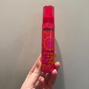 Blockade Heat Defense Serum från Amika - Säljer ett Blockade Heat Defense Serum från Amika. Det är en färgglad flaska med rosa och orange mönster och en praktisk pump. Perfekt för att skydda håret mot värmeskador vid styling. Flaskan är smidig och lätt att använda. Perfekt för dig som älskar att styla håret utan att skada det! Har bara testat produkten 3 gånger varav 3 pump varje gång. Så det mesta av produkten är kvar. Säljer pga den ej passa min hårtyp 🥰 nypris 349 