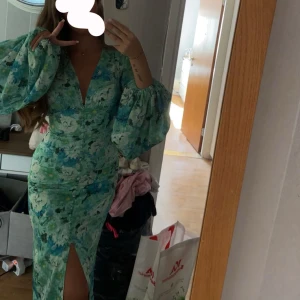 Grön Adoore klänning - Säljer min superfina gröna Adoore klänning då det blivit för liten för mig, den är i 34 och sann till storlek. Den är fin och fräsch men man kan se att den blivit använd så inte helt nyskick därav det billiga priset. Är öppen för andra prisförslag