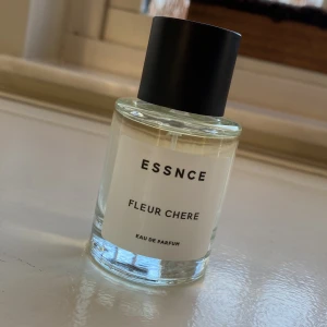 Fleur Chere Eau de Parfum från Essnce - Säljer en elegant och fräsch doft ifrån Essnce!💗 Aldrig använd förut, så den är helt ny. Perfekt för dig som gillar en söt, blommig doft🌷Ny pris är 360kr❤️