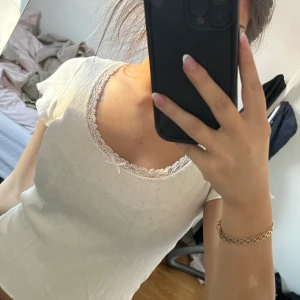 Brandy Melville topp - Topp från brandy melville. Knappast använd. Pris går o diskutera 🩷