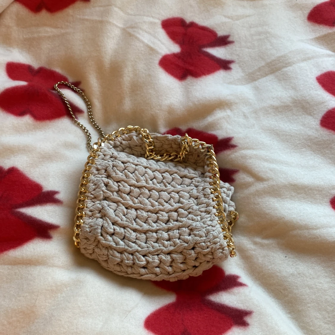 Beige stickad axelväska med guldkedja - 93