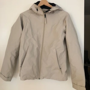 Vind/regnjacka Everest  - En vind- och regnjacka från Everest. Superbra skick, säljer endast för att jag har en annan likadan. Så snygg i färgen! 