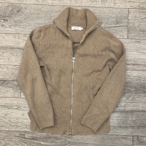 Beige helzip tröja från Ljung - Säljer en snygg beige tröja från Ljung by Marcus Larsson. | Storlek L | Skick 9/10 knappast använd | Ordinarie pris: 1400kr, mitt pris: 499kr | Hör gärna av dig vid fler frågor! 😊