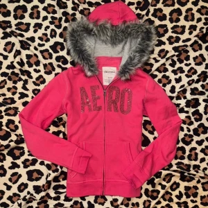 2000s mcbling aeropostale fur zip up - ✰*฿✩‧₊˚ läs gärna köpvillkoren & beskrivningen - FAST PRIS. fur zip up från aeropostale i storlek M! gott skick förutom att pälsen är lite mattad men det går nog att fixa med fauxfur softener om man vill ha den mer fluffig. inga bilder på. skriv vid frågor💜
