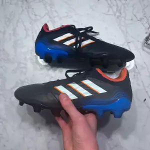 Adidas Copa Sense 2.fg Team Navy blue / cloud white. Skorna är i väldigt bra skick och användts ca 5 gånger! Pris kan diskuteras✅ Hör av er vid frågor✅