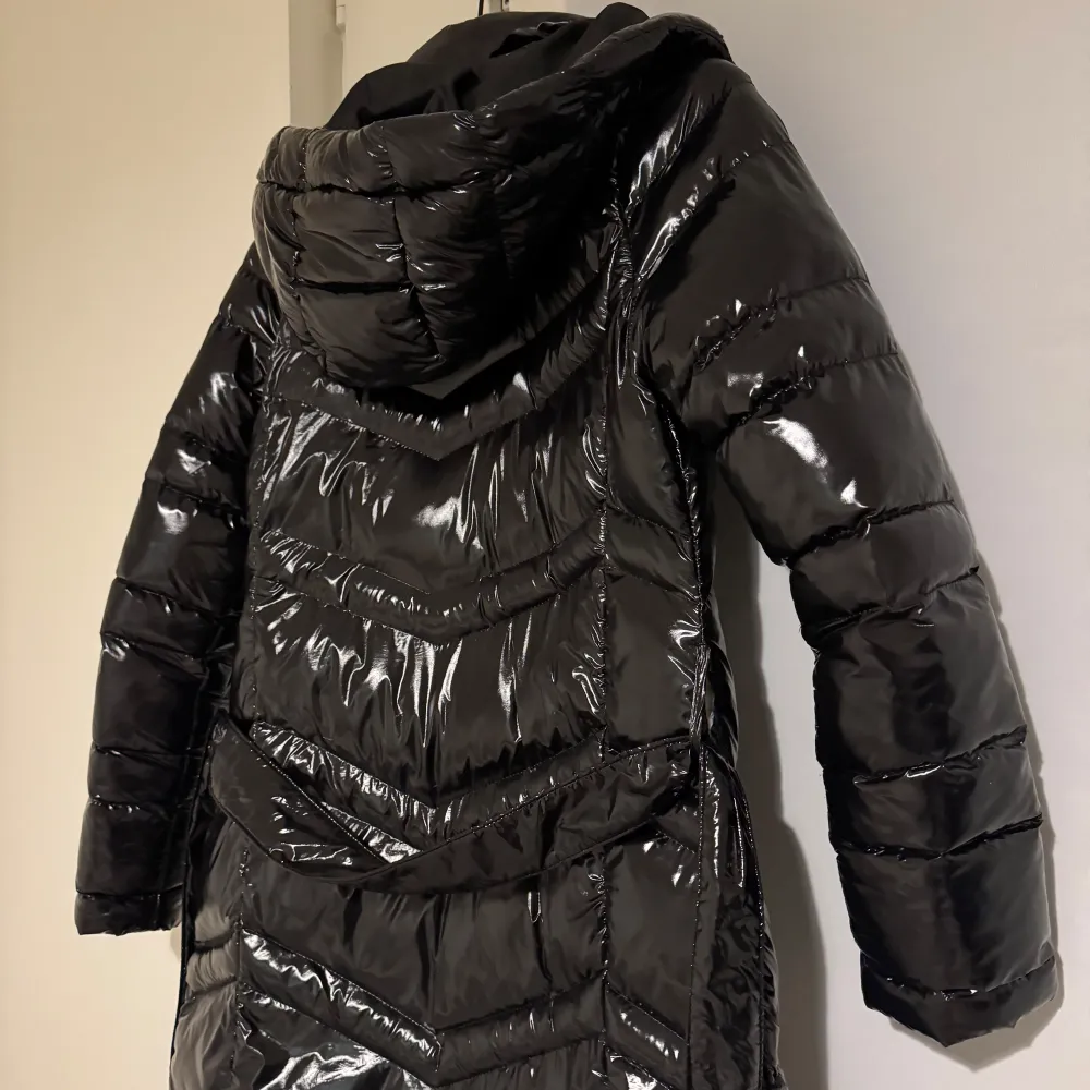 Säljer en snygg svart pufferjacka från Moncler i mycket bra skick. Jackan är lång och har en glansig finish med en mysig huva. Perfekt för kalla vinterdagar! Den har en dragkedja framtill och Moncler-loggan på ärmen. Supervarm och stilren! Pälsen går också att ta av.  Storlek xs men fungerar för de som har s också. Pris går att diskutera vid snabb affär . Jackor.